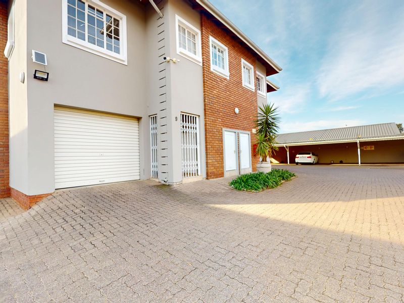 Light, Bright, and Spacious 3-Bedroom Double-Storey Townhouse in Eveleigh - Photo 3