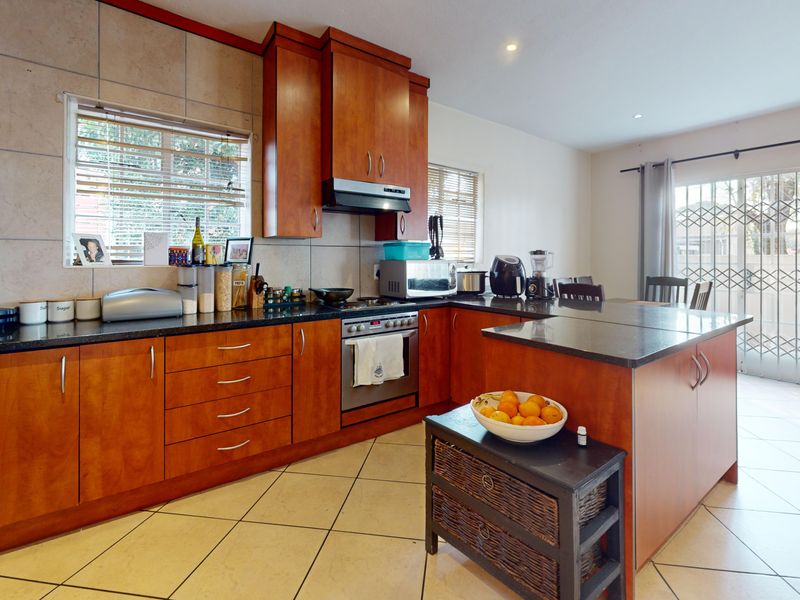 Light, Bright, and Spacious 3-Bedroom Double-Storey Townhouse in Eveleigh - Photo 1