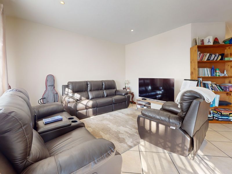 Light, Bright, and Spacious 3-Bedroom Double-Storey Townhouse in Eveleigh - Photo 7
