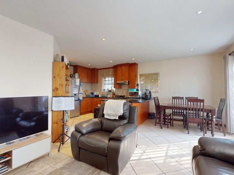 Light, Bright, and Spacious 3-Bedroom Double-Storey Townhouse in Eveleigh - Photo 6