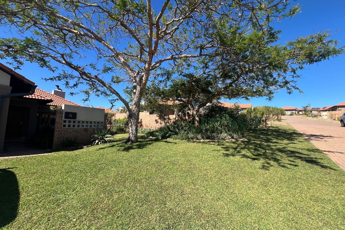 BEAUTIFULLY APPOINTED HOME IN SOUGHT-AFTER BATELEUR ESTATE - Photo 4