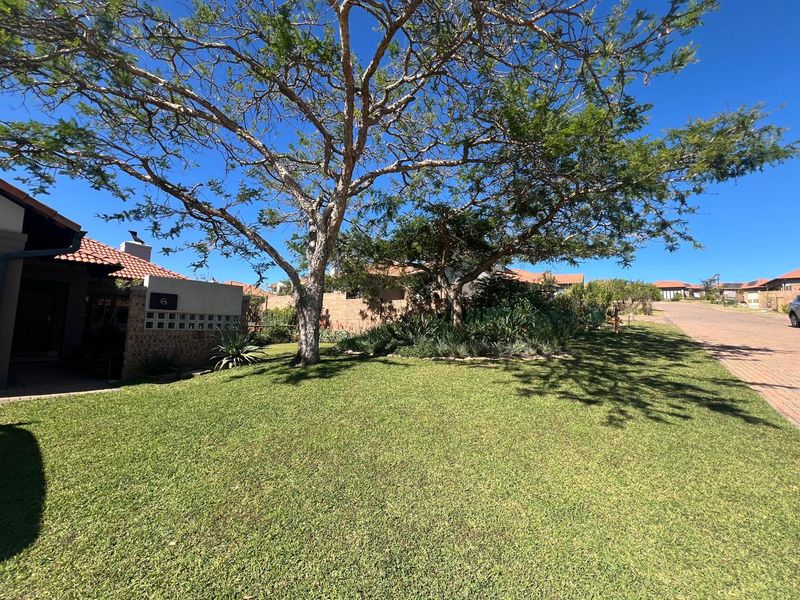 BEAUTIFULLY APPOINTED HOME IN SOUGHT-AFTER BATELEUR ESTATE - Photo 4