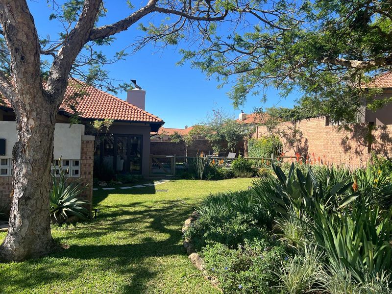 BEAUTIFULLY APPOINTED HOME IN SOUGHT-AFTER BATELEUR ESTATE - Photo 2
