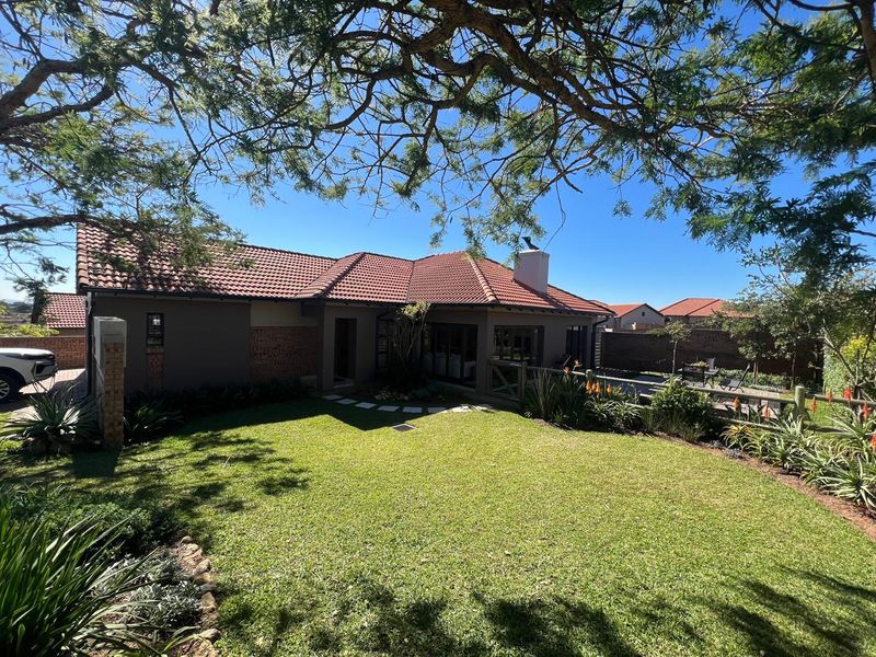 BEAUTIFULLY APPOINTED HOME IN SOUGHT-AFTER BATELEUR ESTATE - Photo 1
