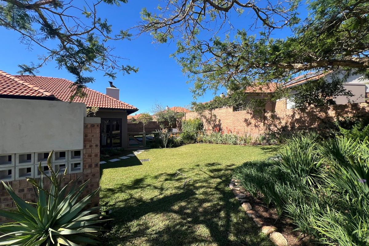 BEAUTIFULLY APPOINTED HOME IN SOUGHT-AFTER BATELEUR ESTATE - Photo 3
