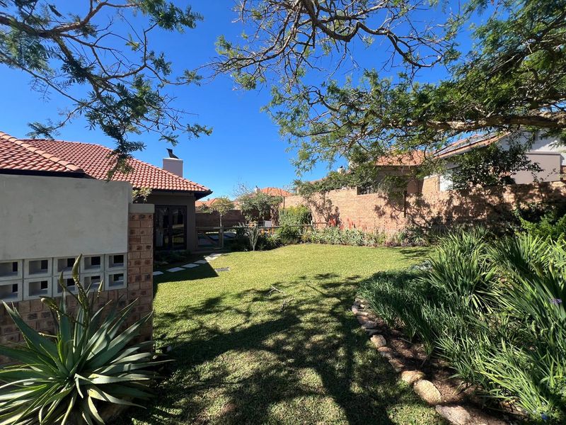 BEAUTIFULLY APPOINTED HOME IN SOUGHT-AFTER BATELEUR ESTATE - Photo 3
