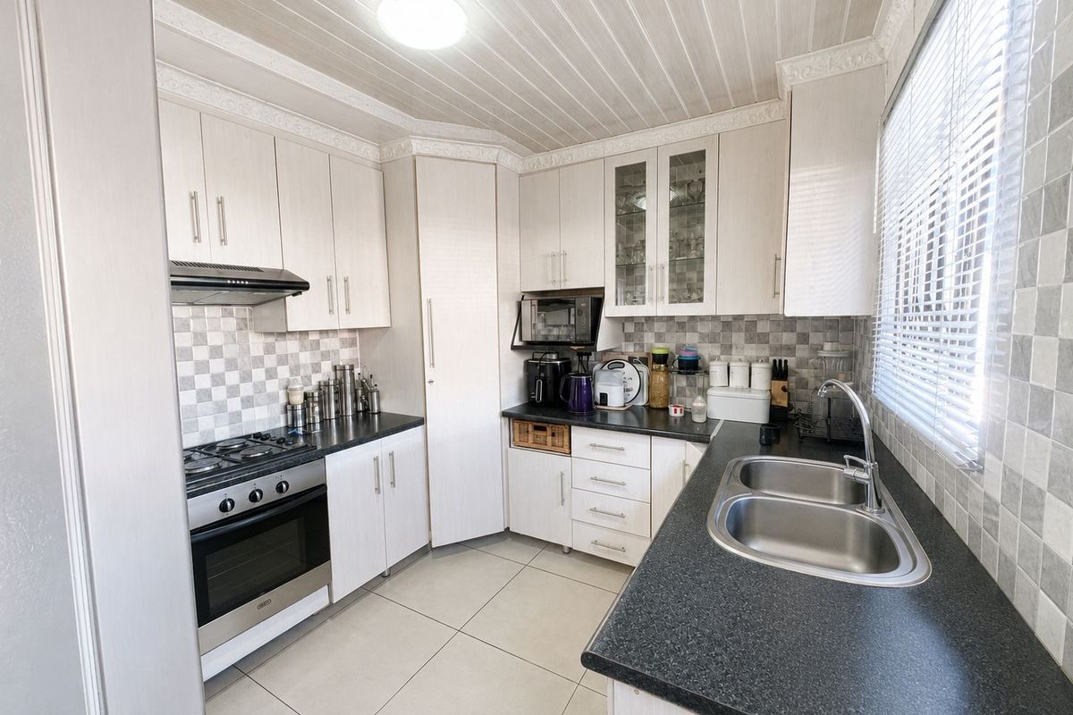 Lovely 3-Bedroom Home for Sale in Tlhabane West, Rustenburg - Photo 2