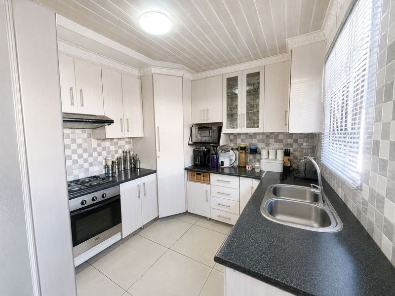 Lovely 3-Bedroom Home for Sale in Tlhabane West, Rustenburg - Photo 2