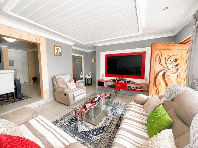 Lovely 3-Bedroom Home for Sale in Tlhabane West, Rustenburg - Photo 6