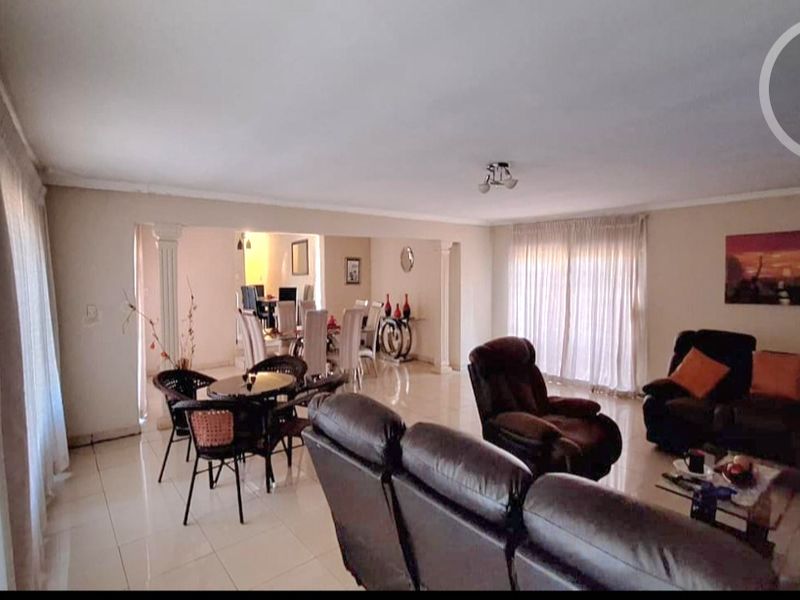 Warm Modern Family Home - Photo 5