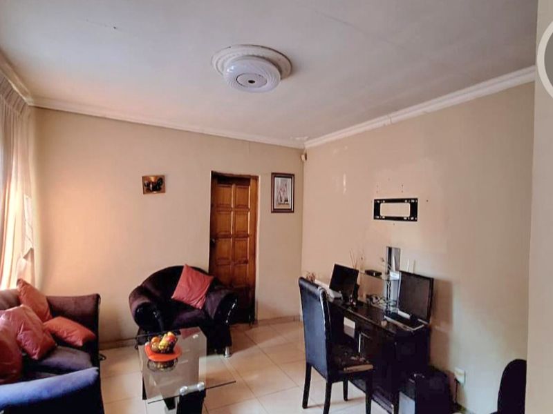 Warm Modern Family Home - Photo 3
