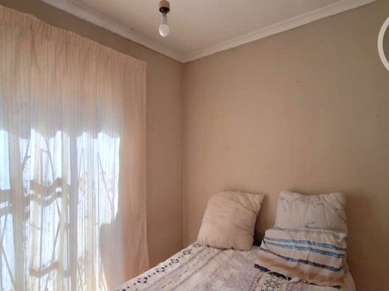 Warm Modern Family Home - Photo 9