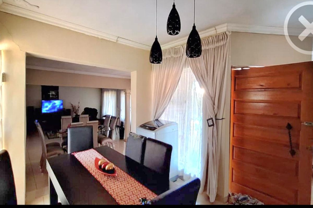 Warm Modern Family Home - Photo 2
