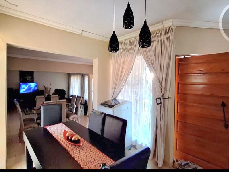 Warm Modern Family Home - Photo 2