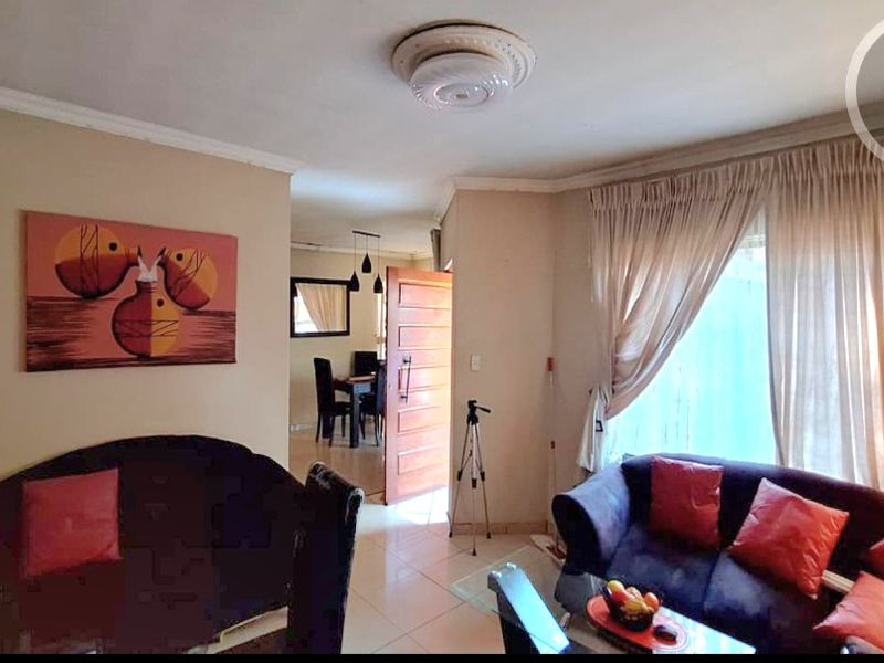 Warm Modern Family Home - Photo 4
