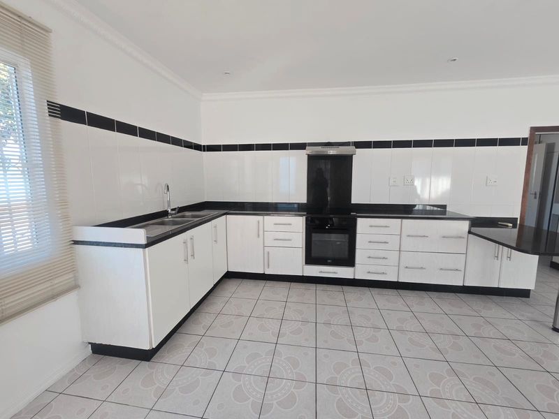 Spacious and comfortable home ideal for a couple or small family - Photo 4