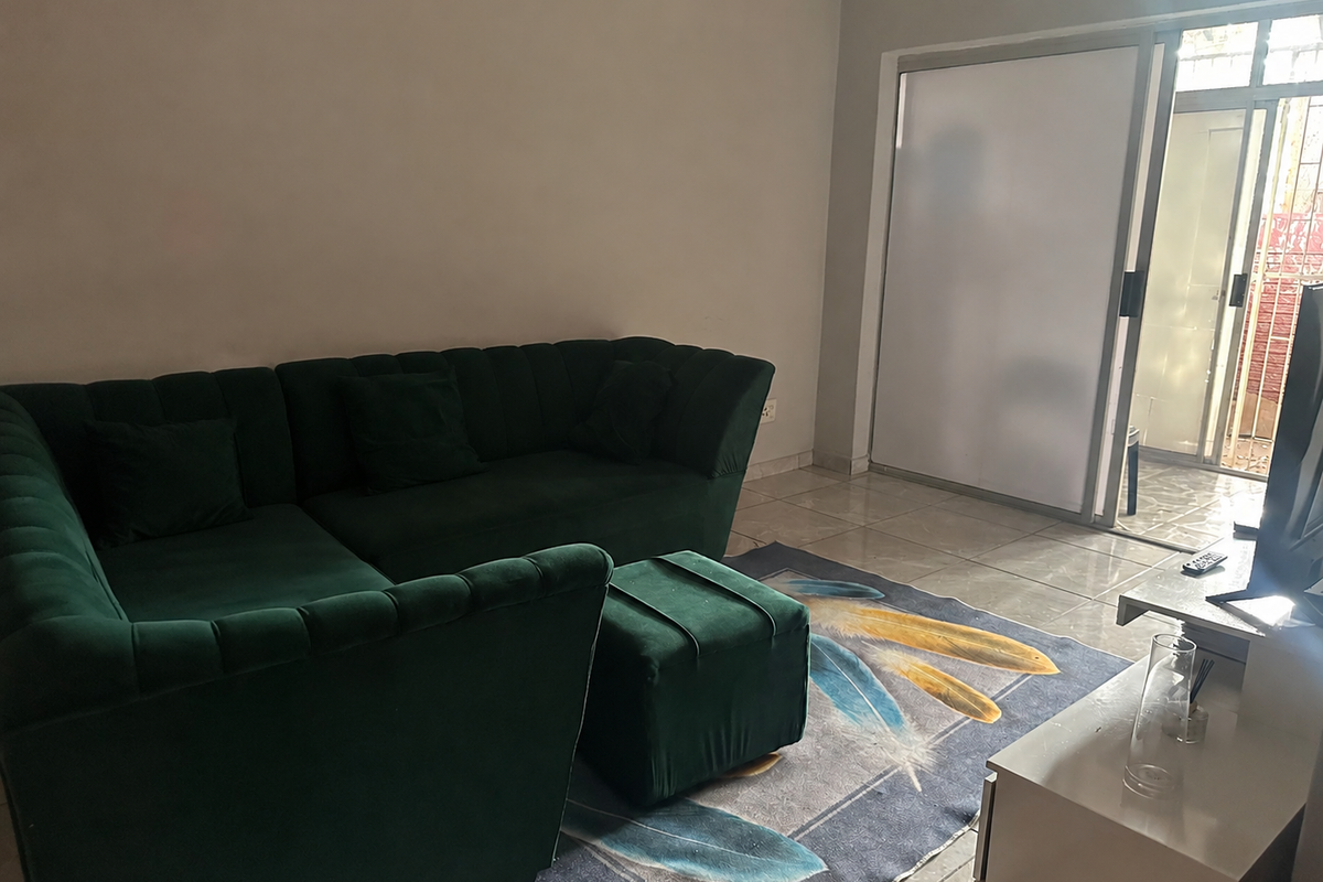 Cozy 2 Bedroom Apartment In Rustenburg Central! - Photo 4