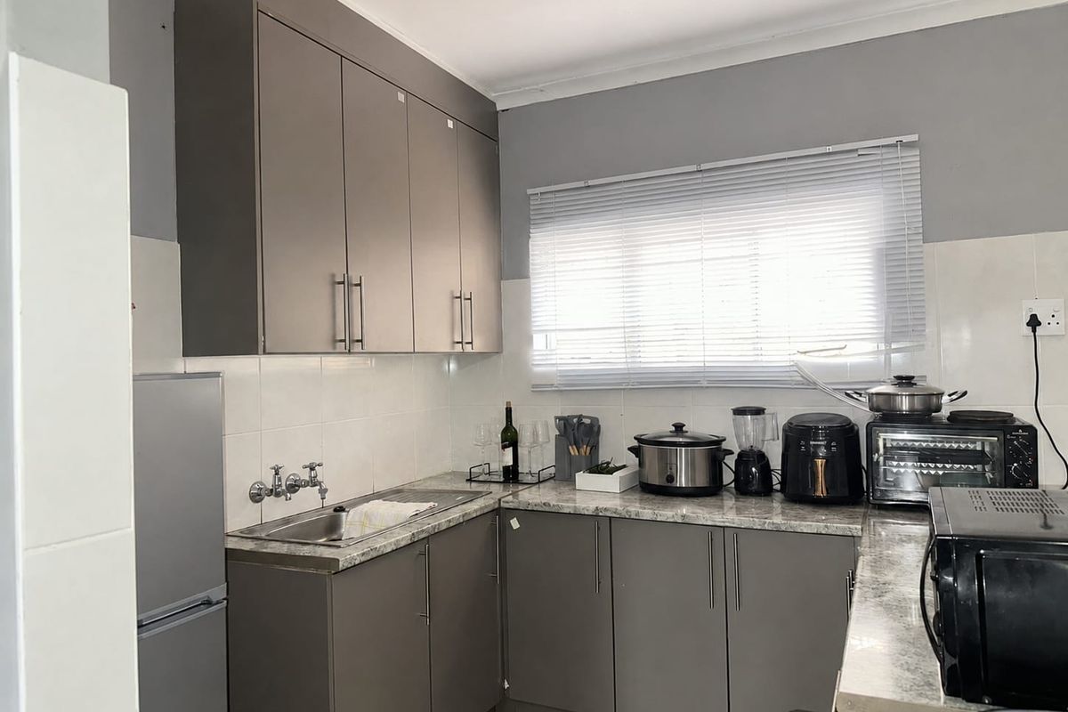 Cozy 2 Bedroom Apartment In Rustenburg Central! - Photo 2