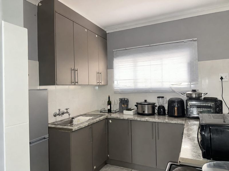Cozy 2 Bedroom Apartment In Rustenburg Central! - Photo 2