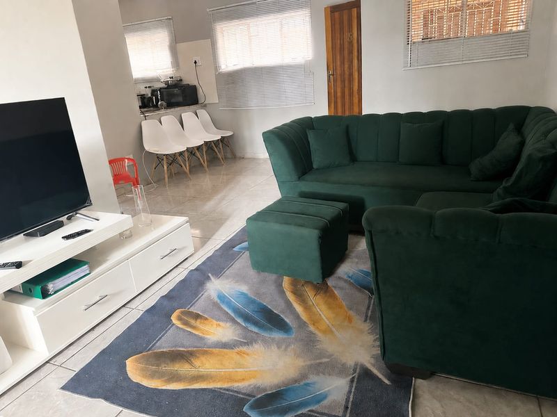 Cozy 2 Bedroom Apartment In Rustenburg Central! - Photo 1
