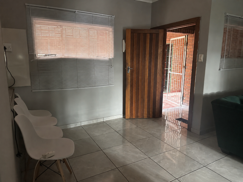 Cozy 2 Bedroom Apartment In Rustenburg Central! - Photo 6