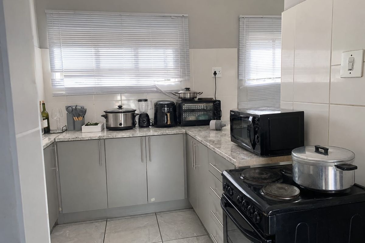 Cozy 2 Bedroom Apartment In Rustenburg Central! - Photo 3