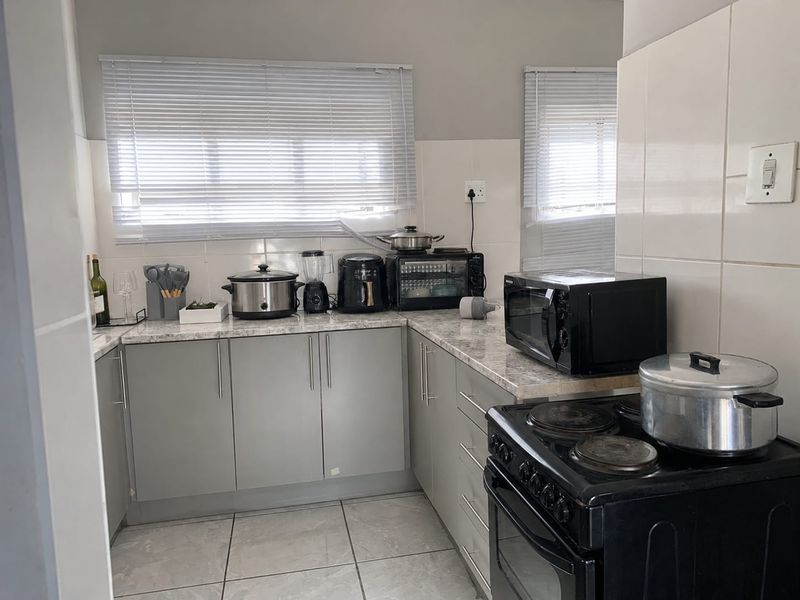 Cozy 2 Bedroom Apartment In Rustenburg Central! - Photo 3