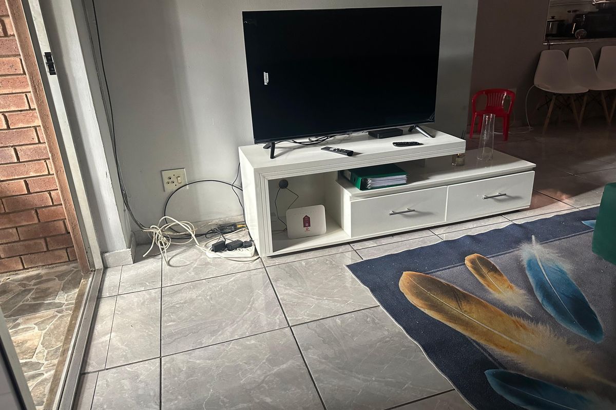 Cozy 2 Bedroom Apartment In Rustenburg Central! - Photo 5