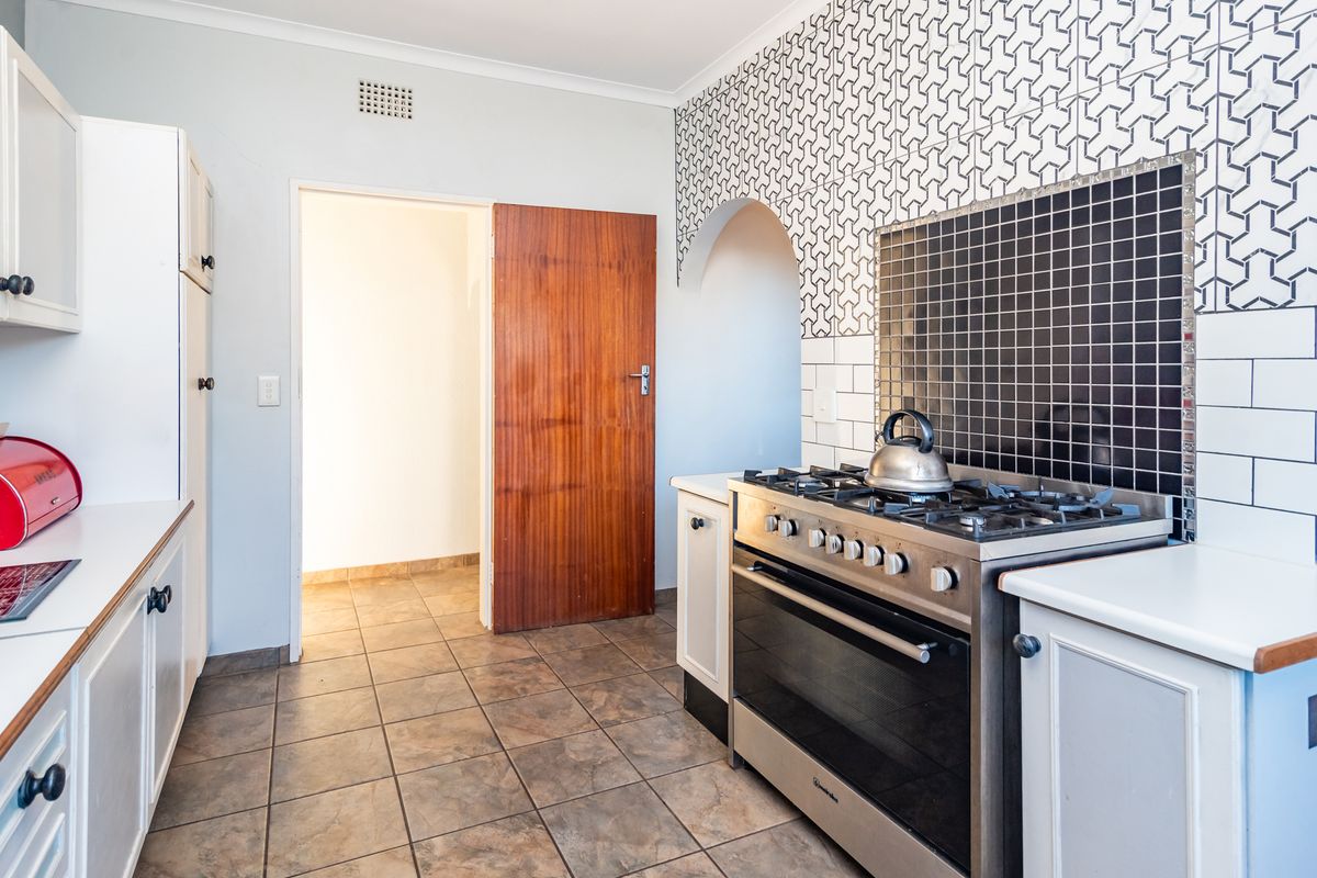 Charming 3-Bedroom Family Home with Spacious Garden and Double Garage - Photo 4