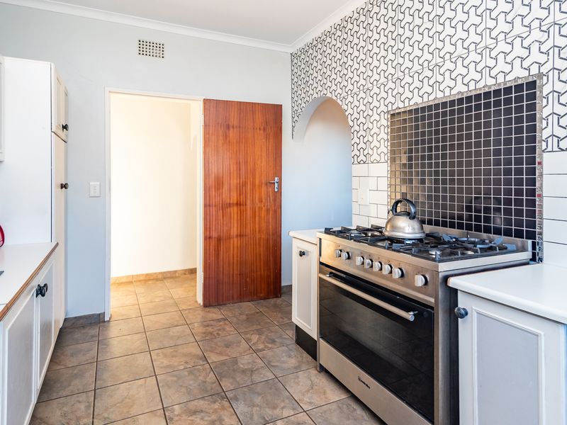 Charming 3-Bedroom Family Home with Spacious Garden and Double Garage - Photo 4