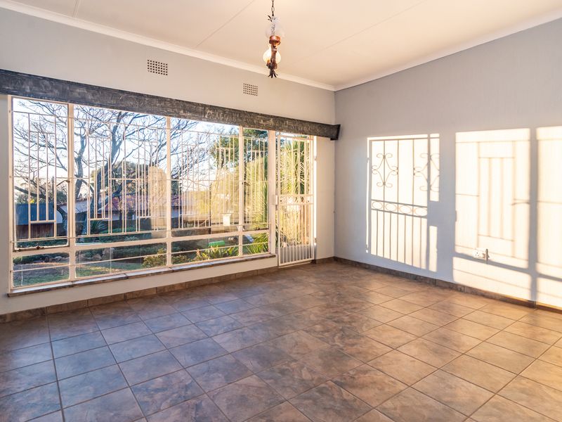 Charming 3-Bedroom Family Home with Spacious Garden and Double Garage - Photo 7