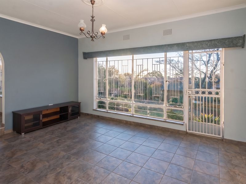 Charming 3-Bedroom Family Home with Spacious Garden and Double Garage - Photo 6