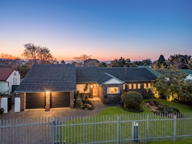 Charming 3-Bedroom Family Home with Spacious Garden and Double Garage - Photo 1