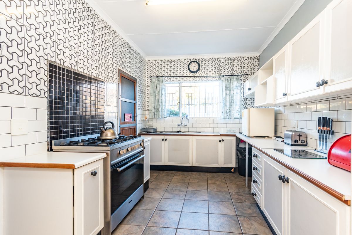 Charming 3-Bedroom Family Home with Spacious Garden and Double Garage - Photo 2