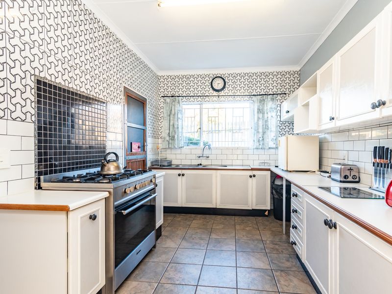 Charming 3-Bedroom Family Home with Spacious Garden and Double Garage - Photo 2