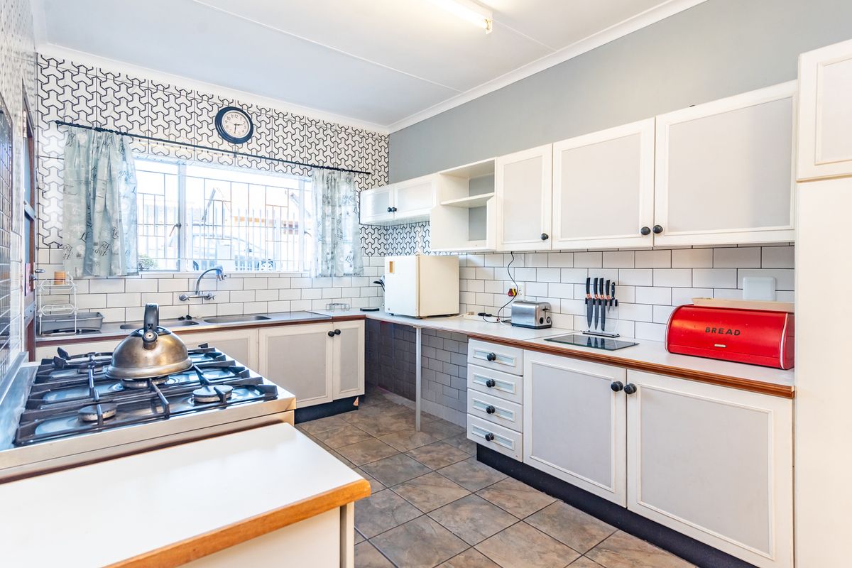 Charming 3-Bedroom Family Home with Spacious Garden and Double Garage - Photo 3