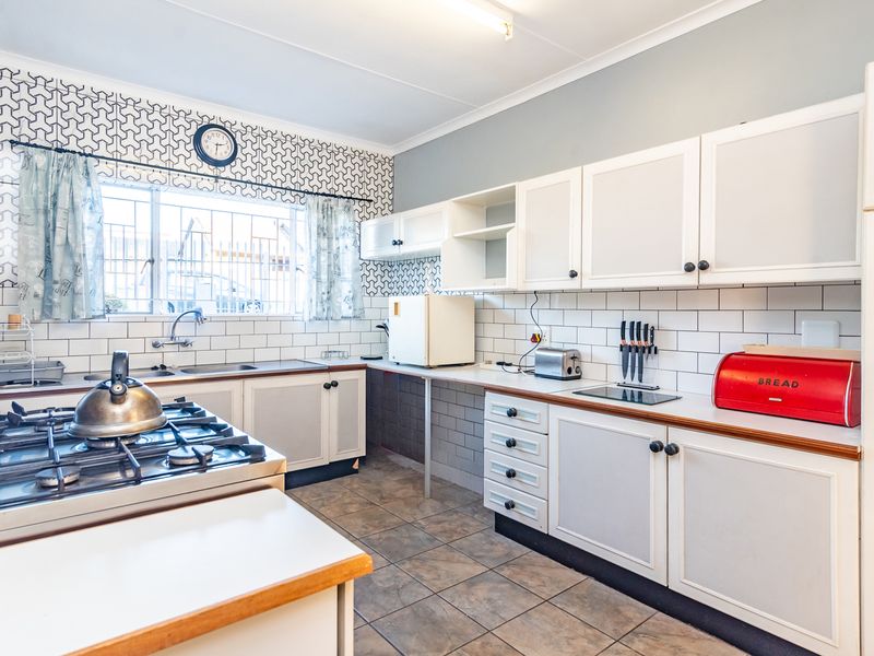 Charming 3-Bedroom Family Home with Spacious Garden and Double Garage - Photo 3