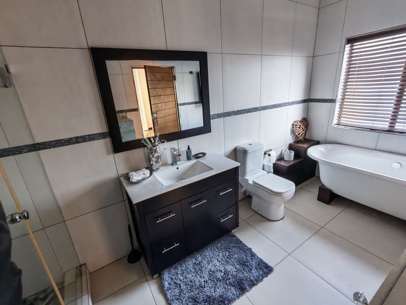 Prestigious Estate Living with Style, Space and Security - Photo 10