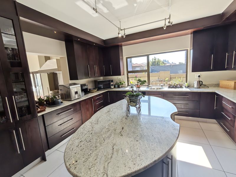 Prestigious Estate Living with Style, Space and Security - Photo 8