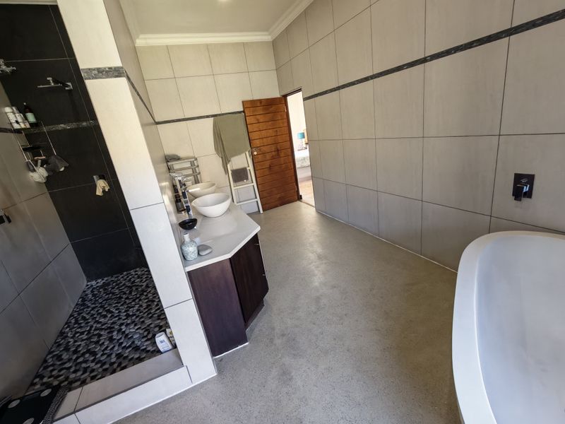Prestigious Estate Living with Style, Space and Security - Photo 7