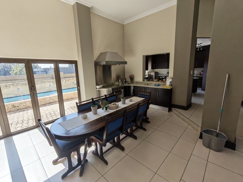 Prestigious Estate Living with Style, Space and Security - Photo 5