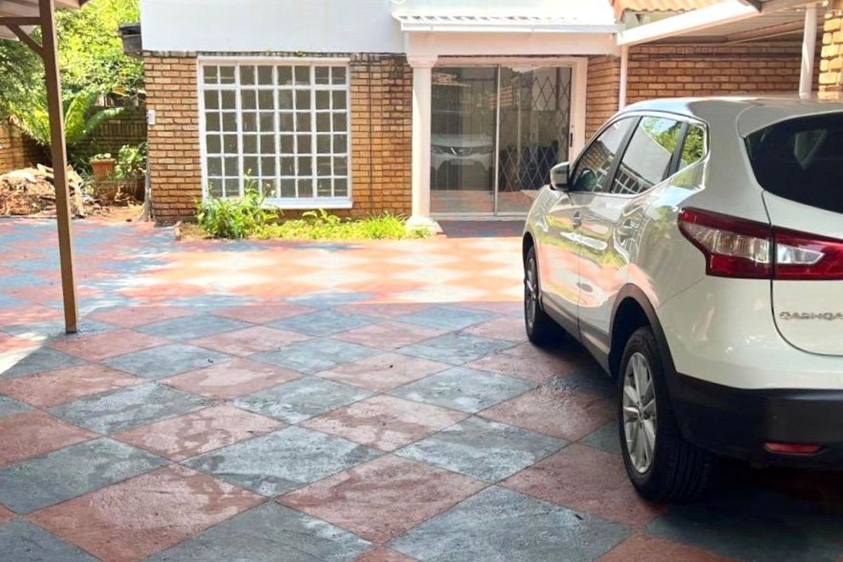 Comfortable 3-Bedroom Home with Garden and Covered Parking - Photo 3