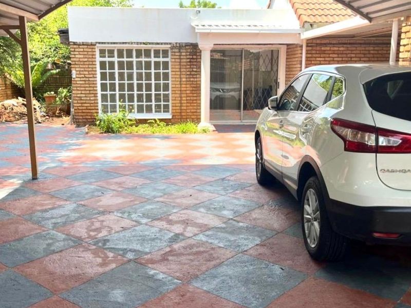 Comfortable 3-Bedroom Home with Garden and Covered Parking - Photo 3