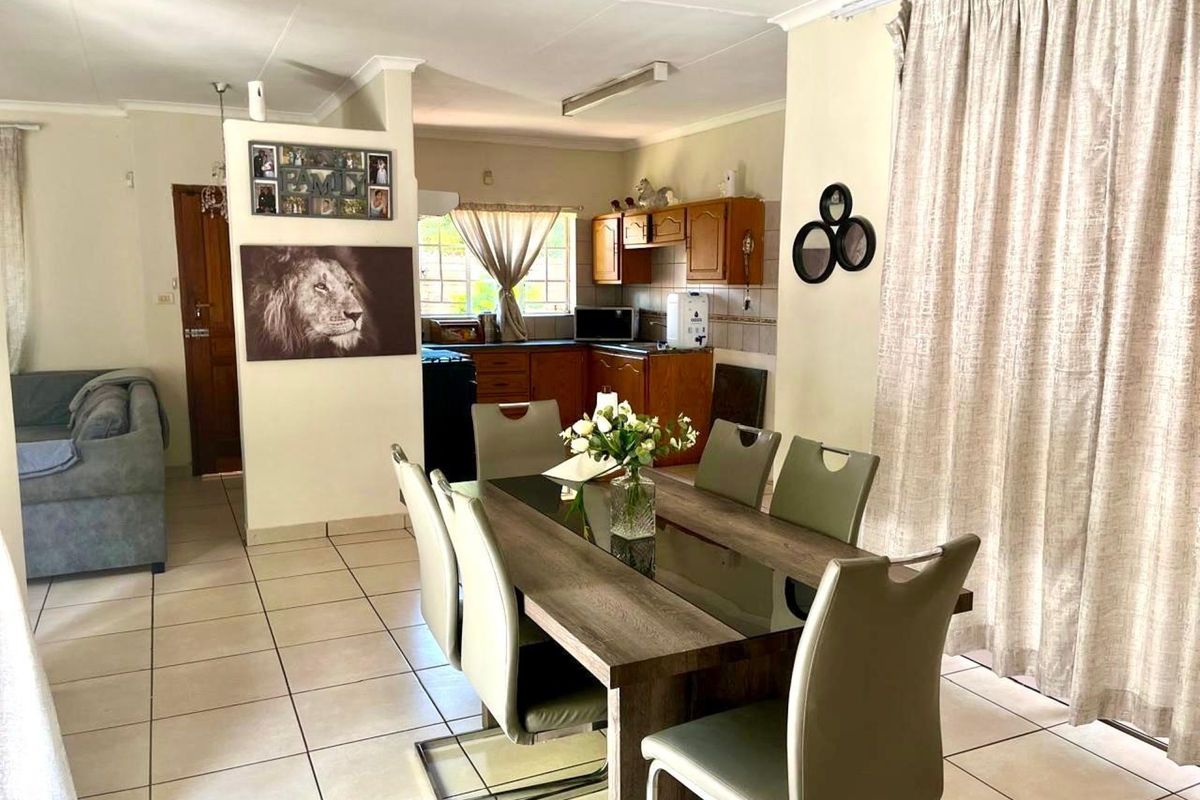 Comfortable 3-Bedroom Home with Garden and Covered Parking - Photo 5