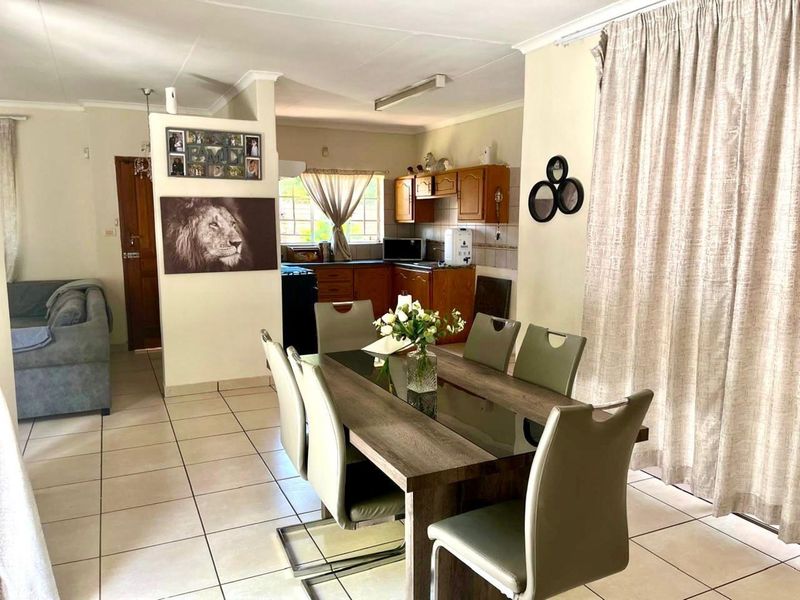 Comfortable 3-Bedroom Home with Garden and Covered Parking - Photo 5