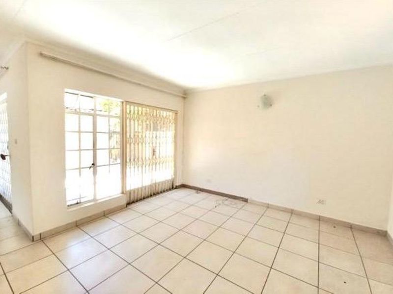 Comfortable 3-Bedroom Home with Garden and Covered Parking - Photo 8