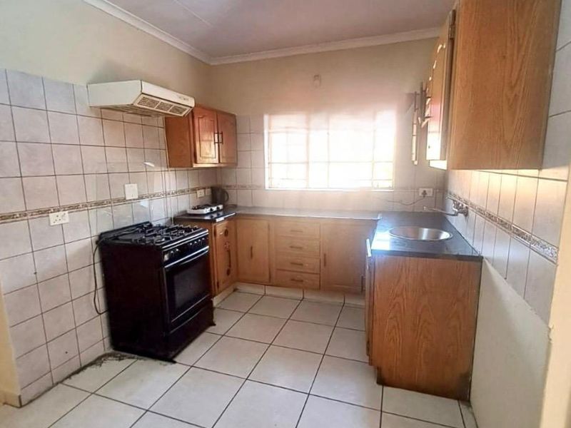 Comfortable 3-Bedroom Home with Garden and Covered Parking - Photo 9