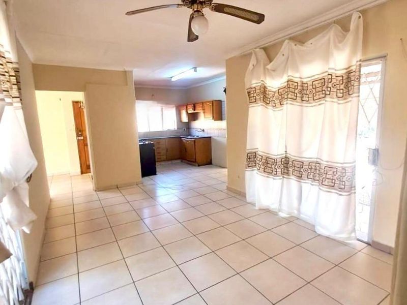 Comfortable 3-Bedroom Home with Garden and Covered Parking - Photo 7