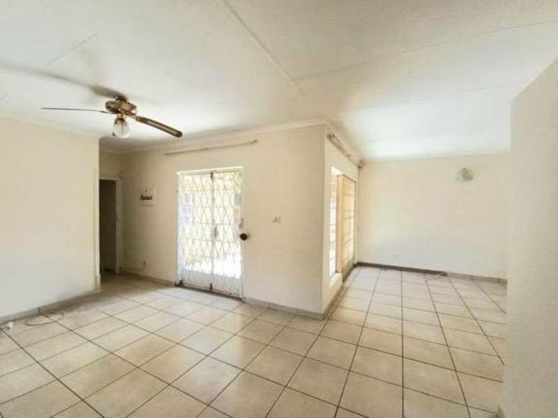 Comfortable 3-Bedroom Home with Garden and Covered Parking - Photo 6