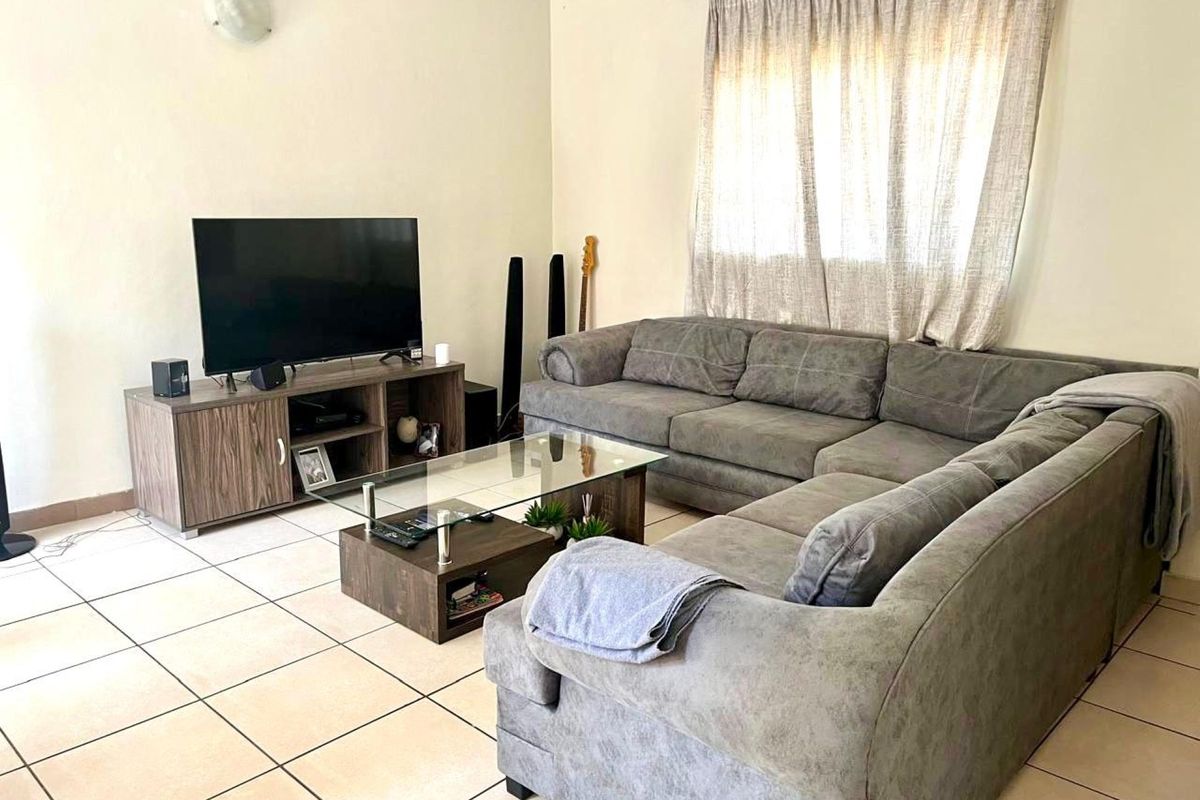 Comfortable 3-Bedroom Home with Garden and Covered Parking - Photo 4